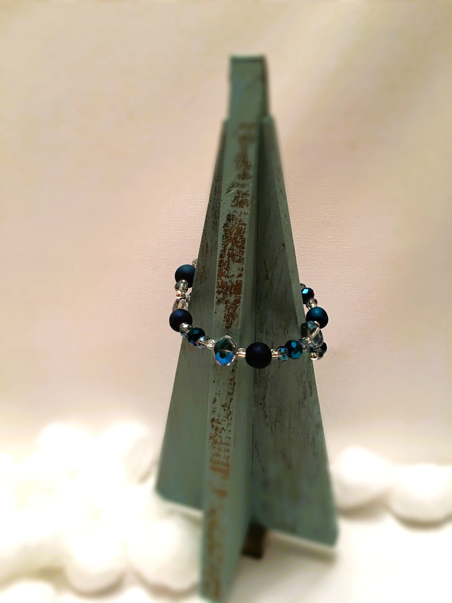 Blue druzy and faceted beaded memory wire bracelet