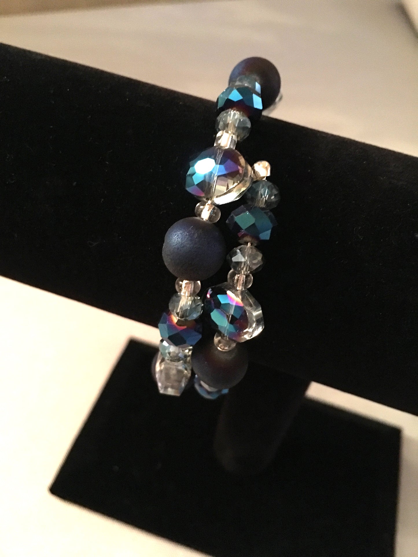 Blue druzy and faceted beaded memory wire bracelet