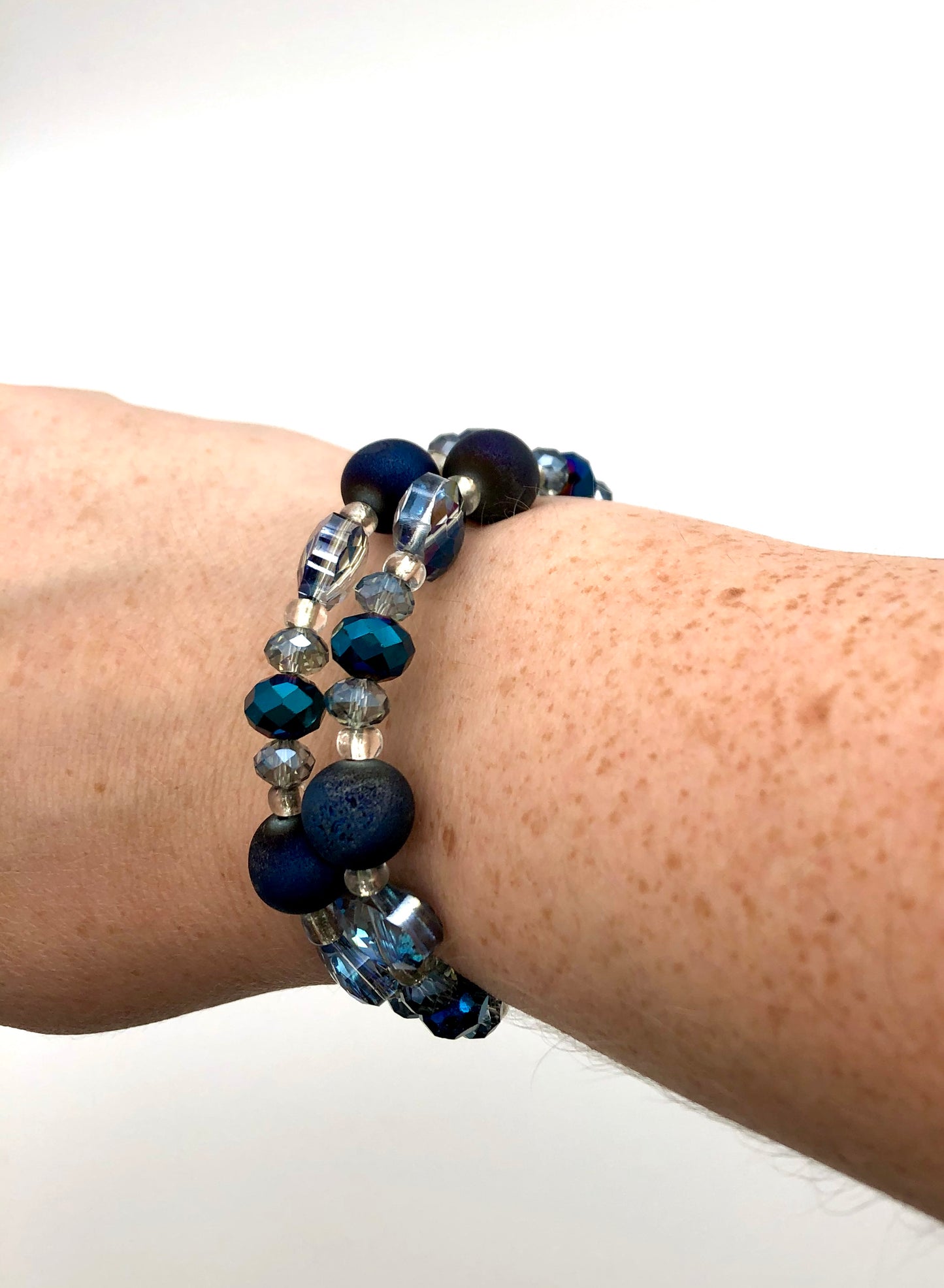 Blue druzy and faceted beaded memory wire bracelet