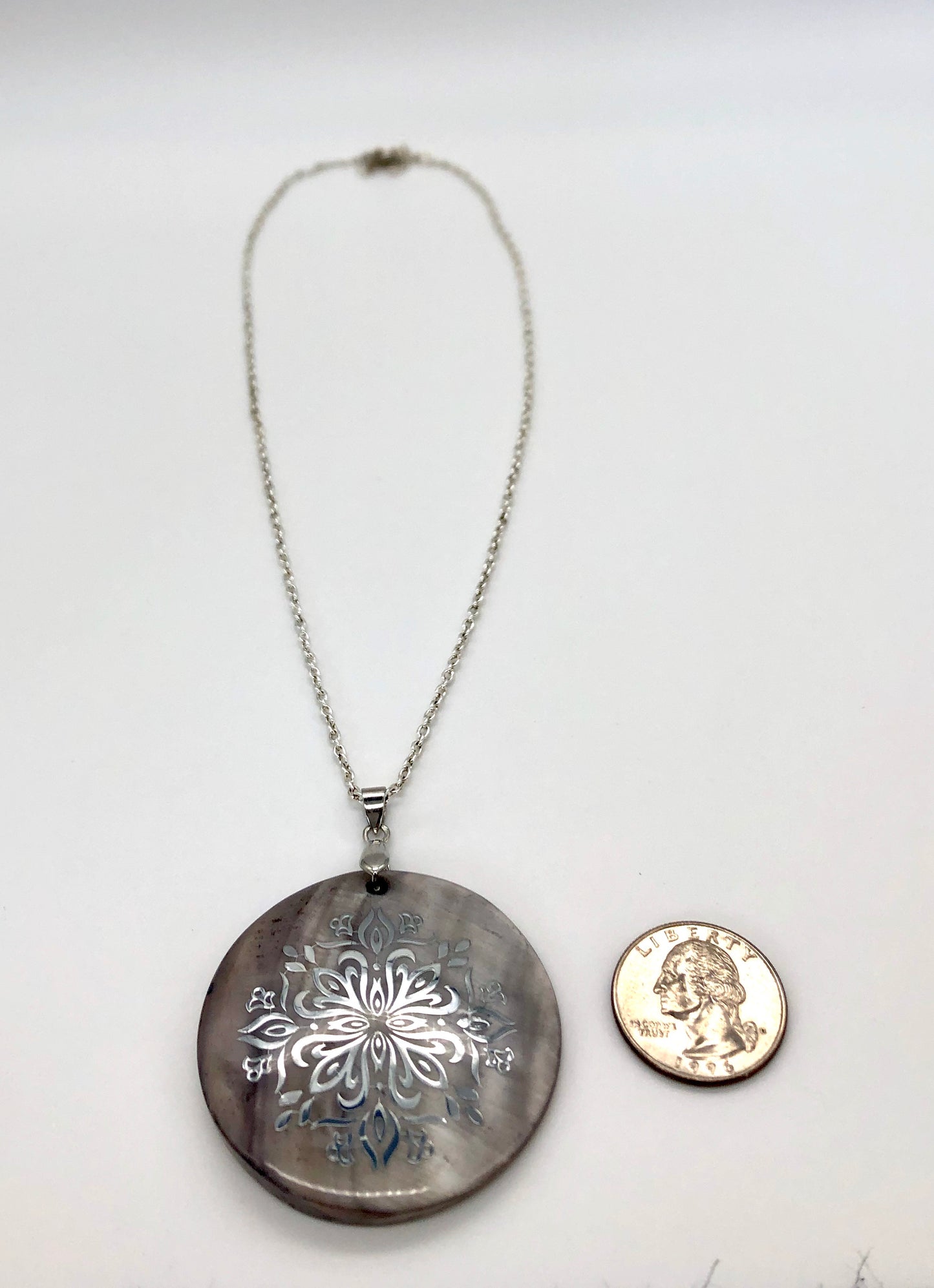 Round smoky shell with silver scrolled detail chain necklace
