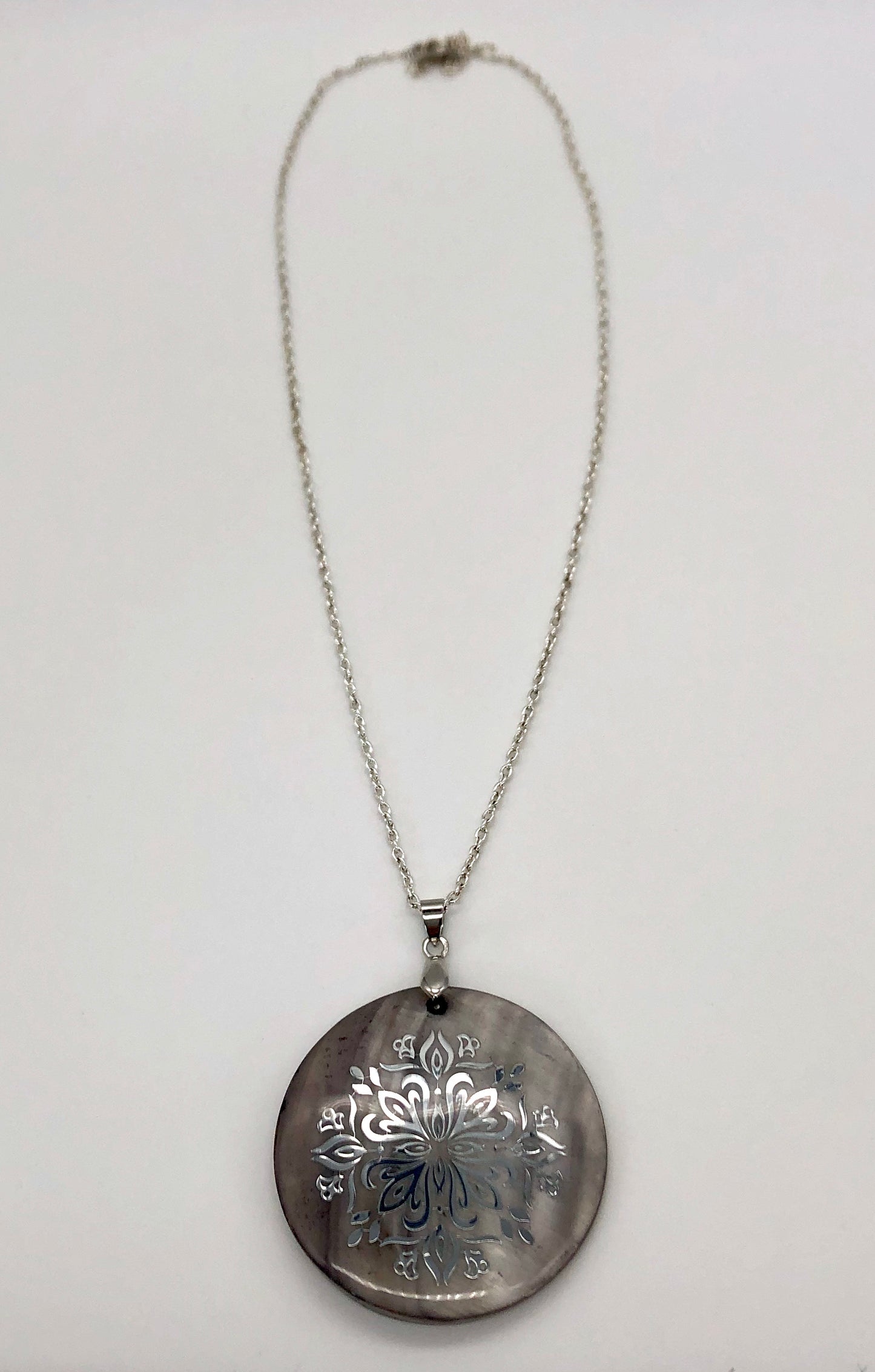 Round smoky shell with silver scrolled detail chain necklace