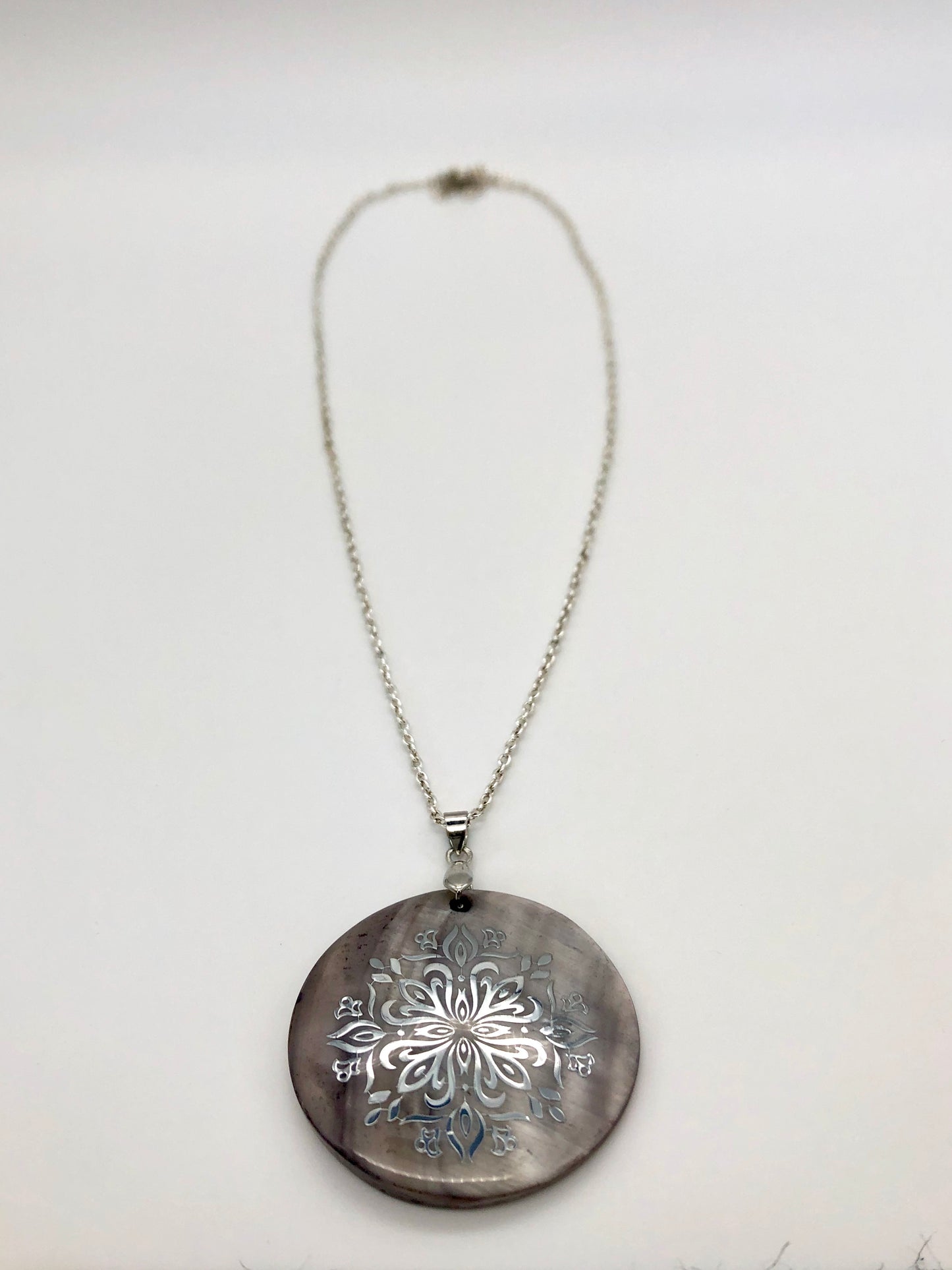 Round smoky shell with silver scrolled detail chain necklace
