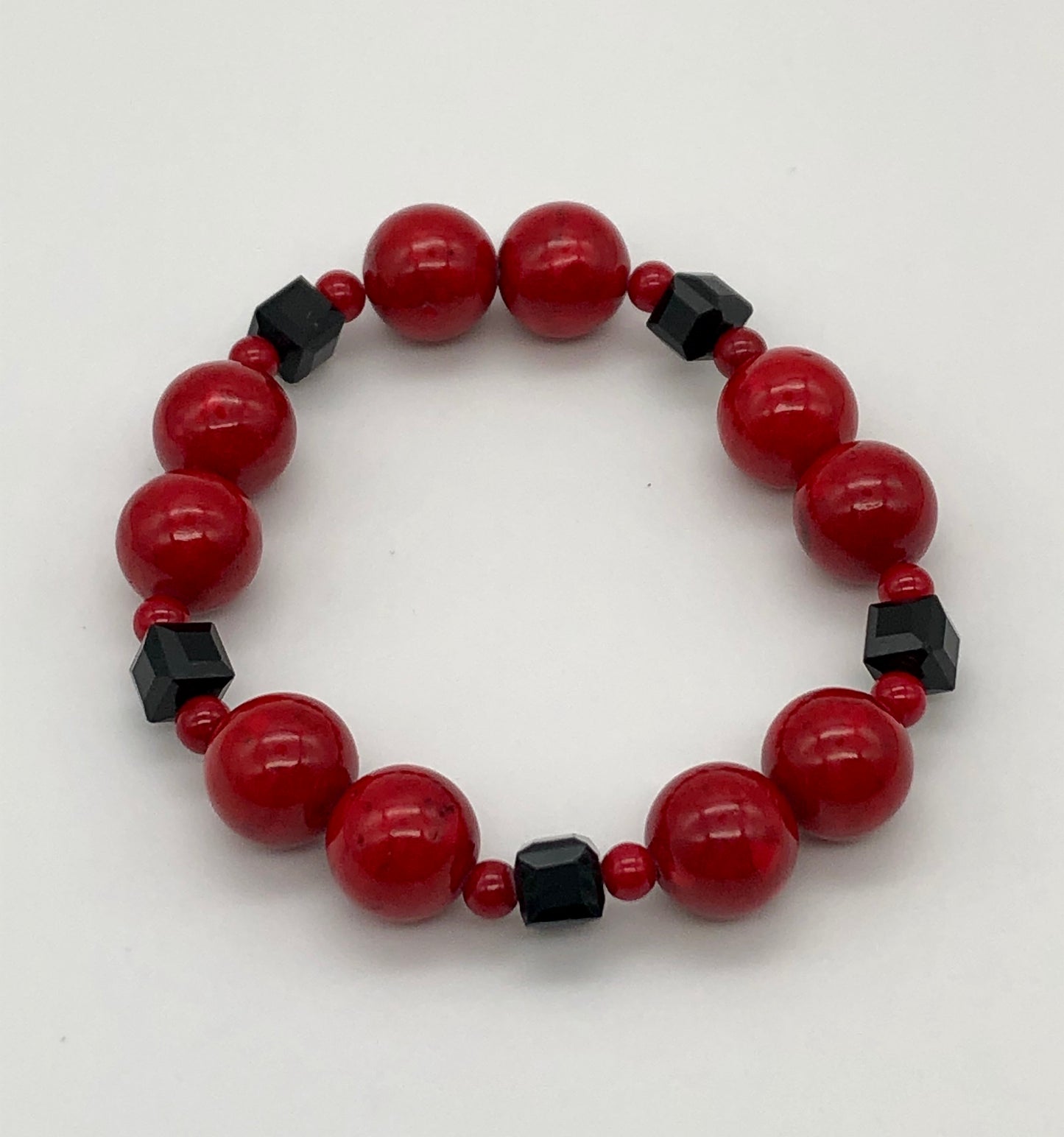 Red round stone and black faceted beaded stretch bracelet