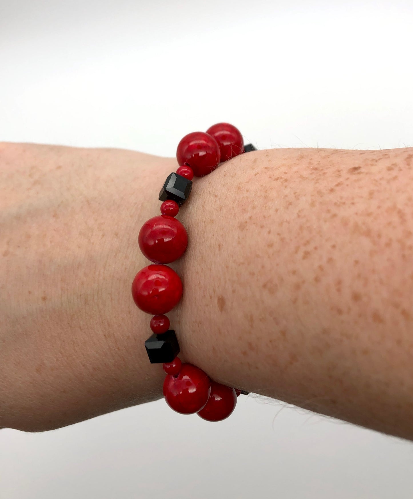 Red round stone and black faceted beaded stretch bracelet