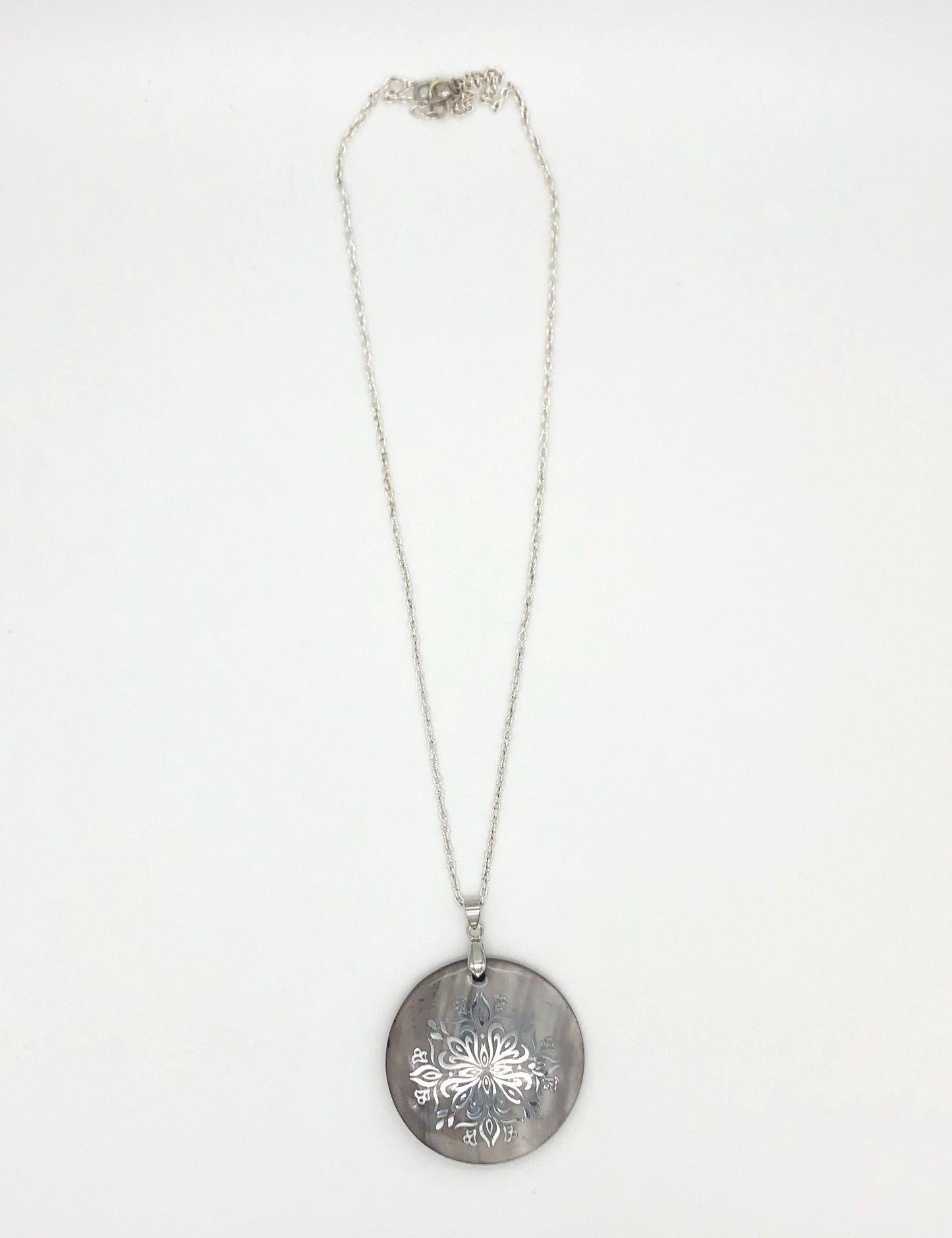 Round smoky shell with silver scrolled detail chain necklace