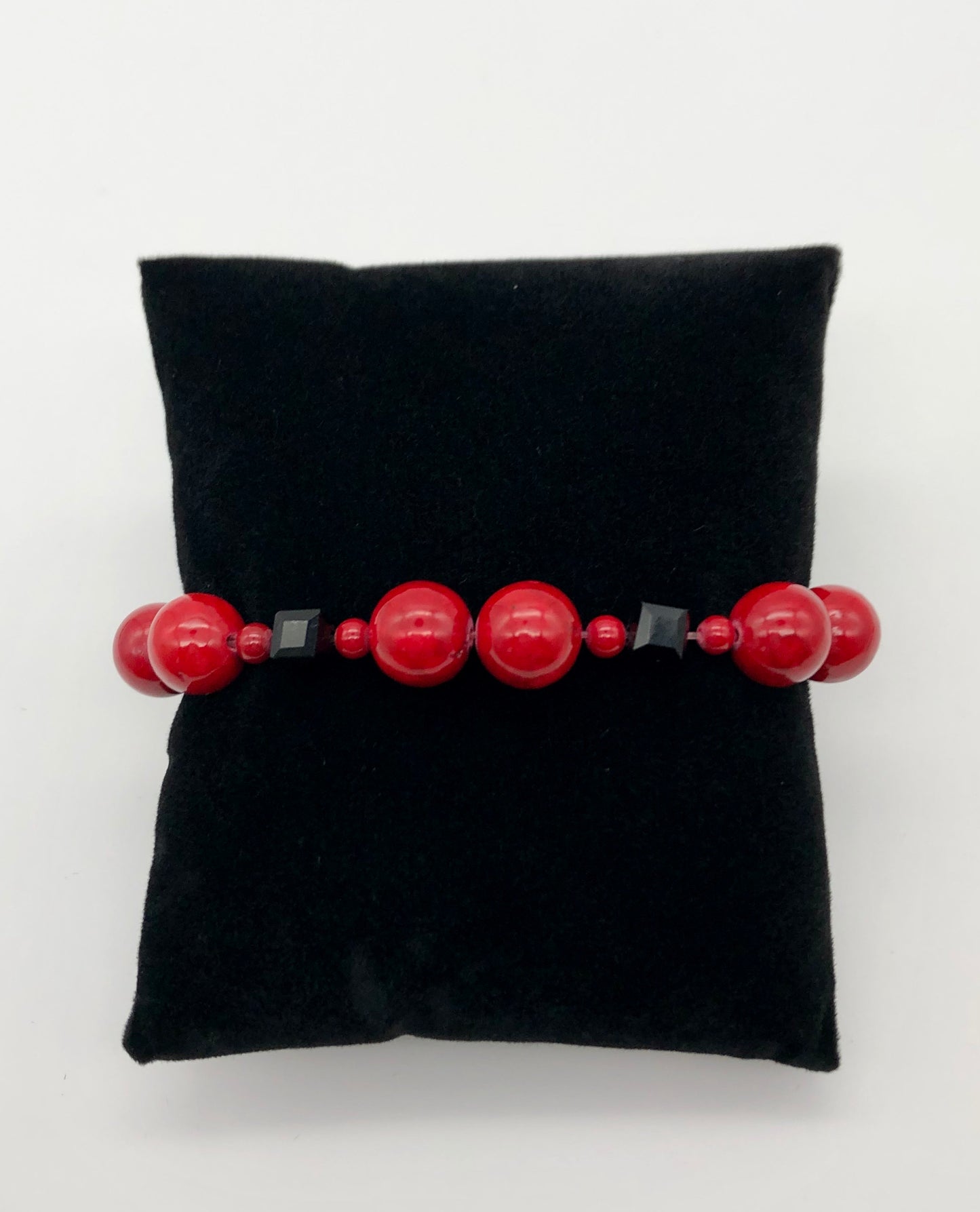 Red round stone and black faceted beaded stretch bracelet
