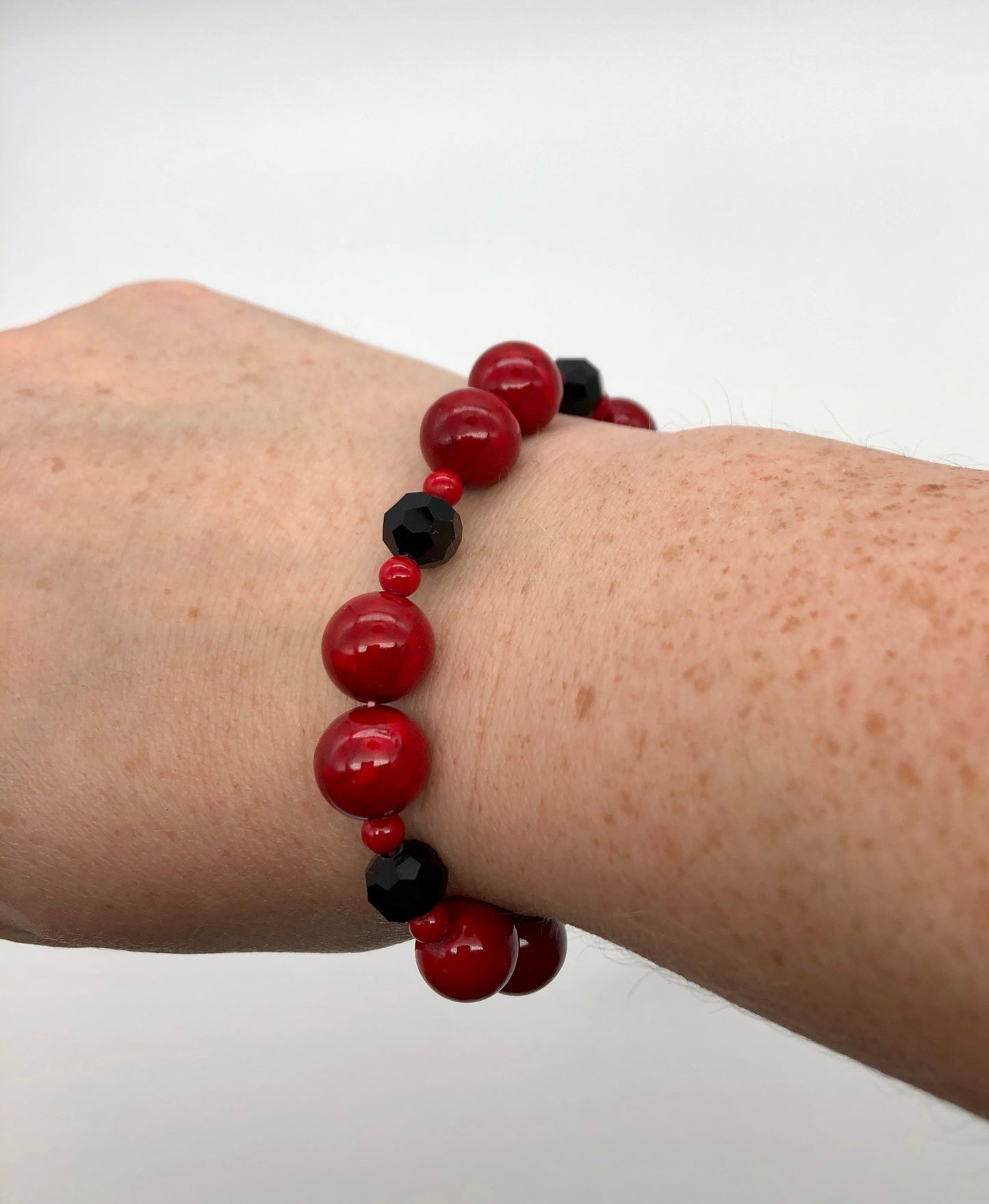 Red round stone and black faceted beaded stretch bracelet
