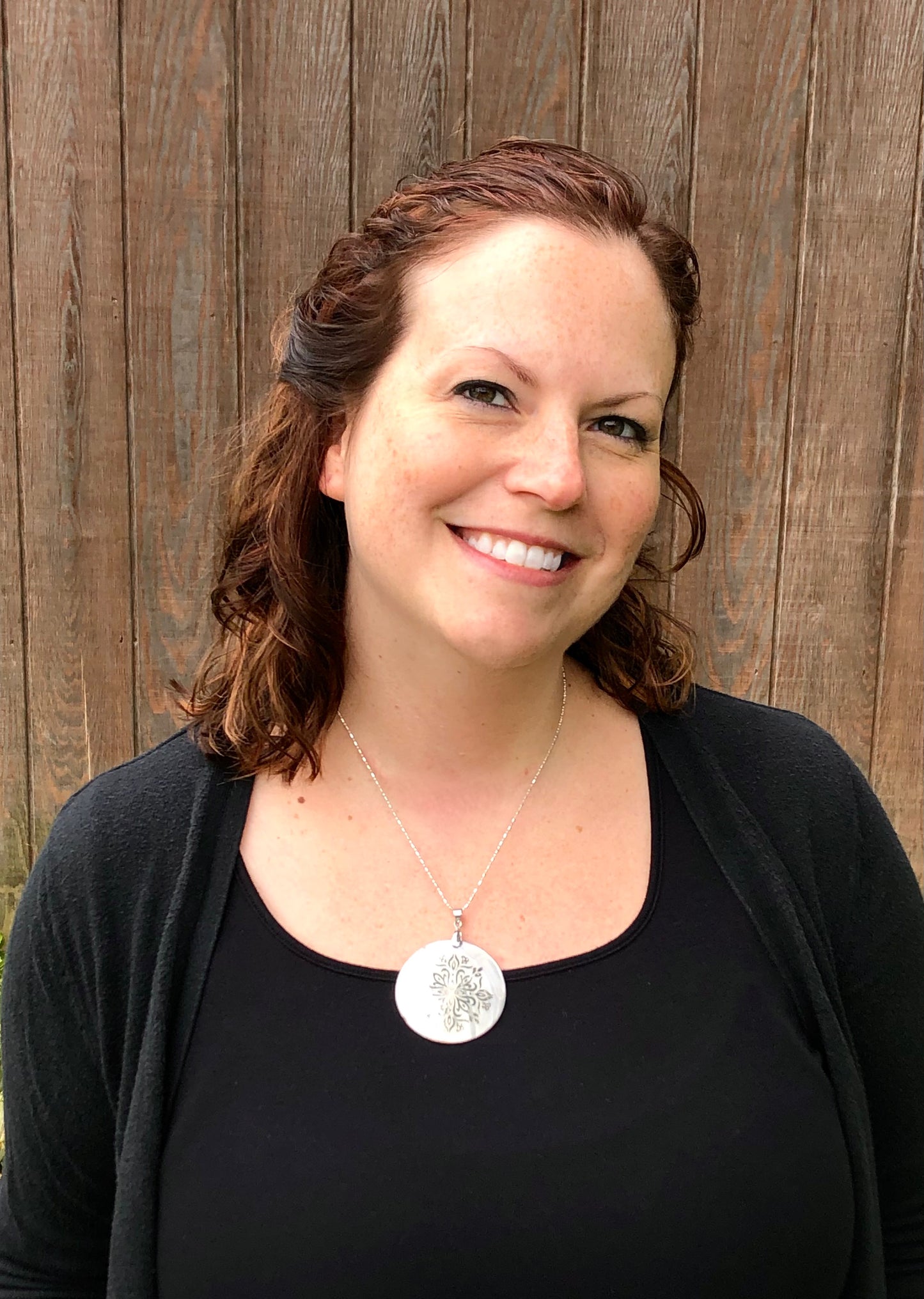 Round smoky shell with silver scrolled detail chain necklace