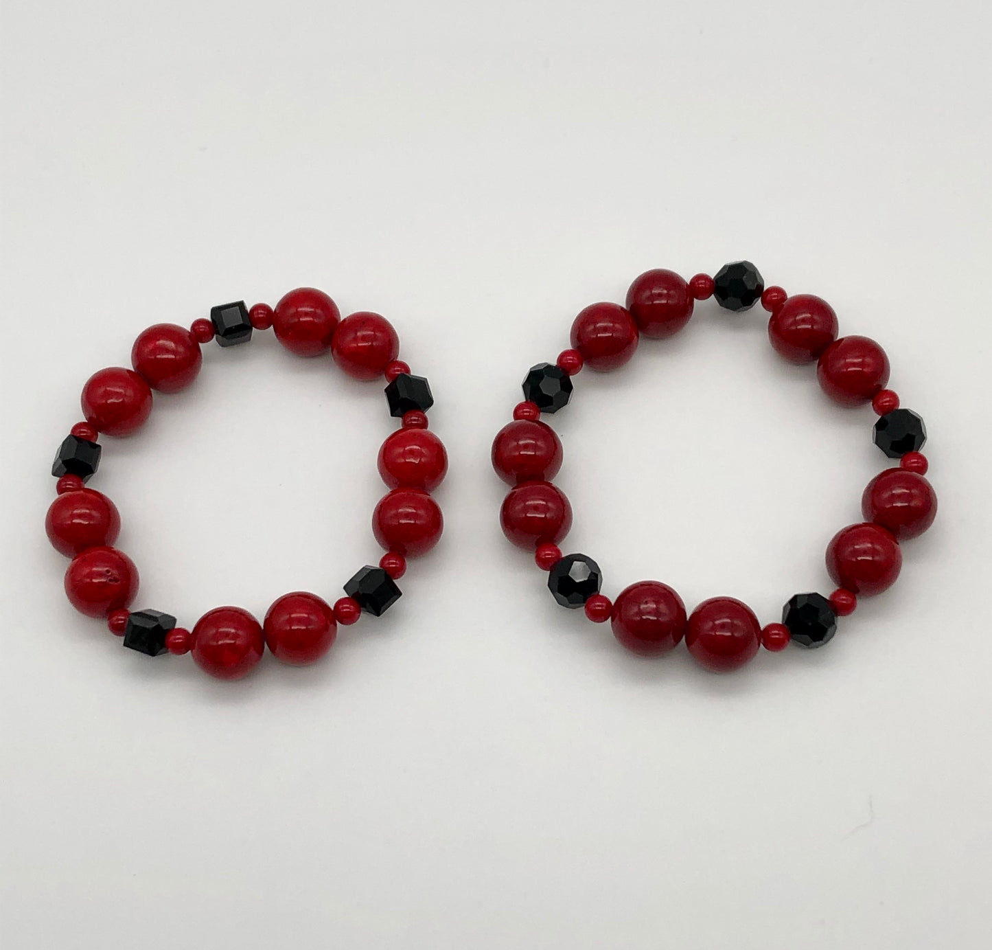 Red round stone and black faceted beaded stretch bracelet