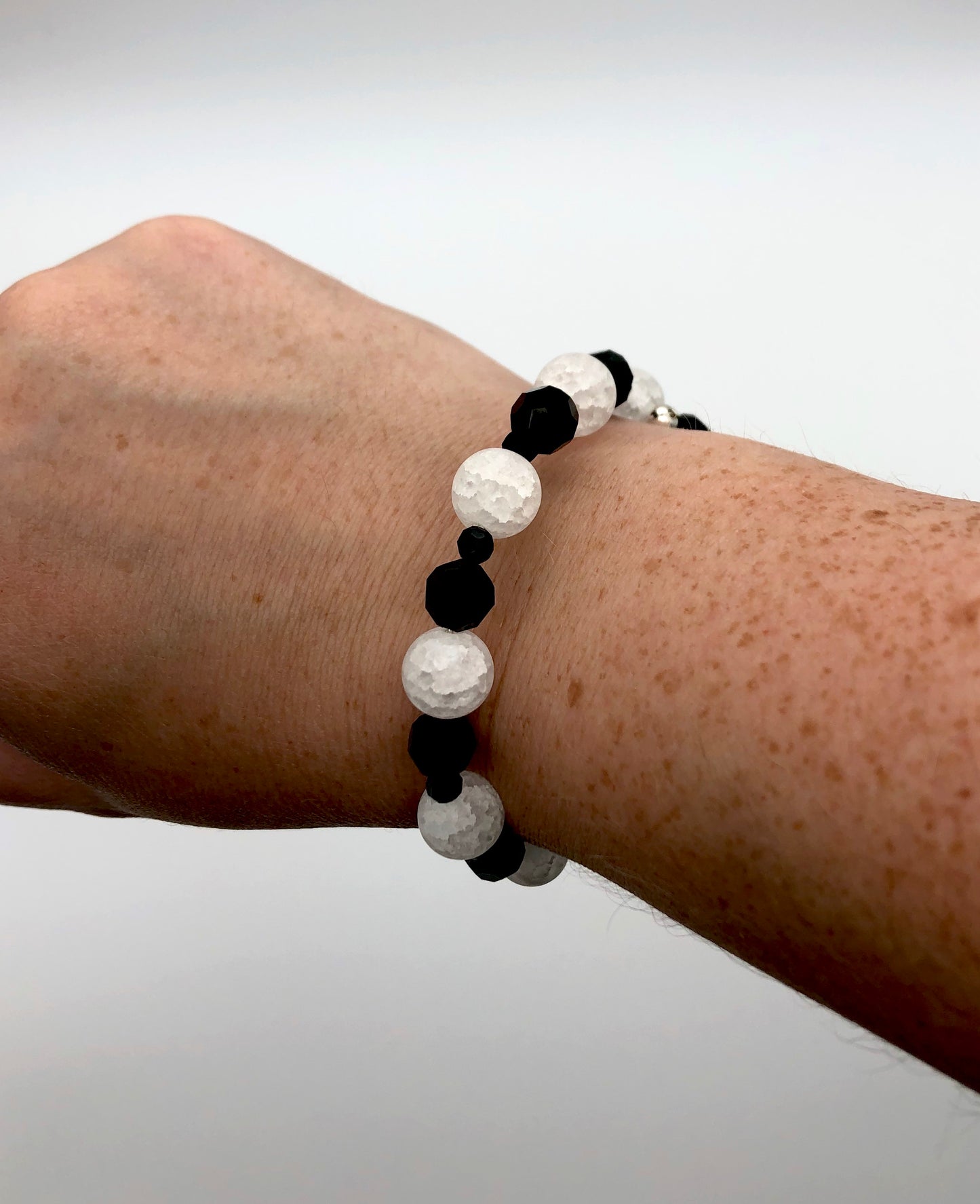 Black faceted bead and white crackle bead memory wire bracelet